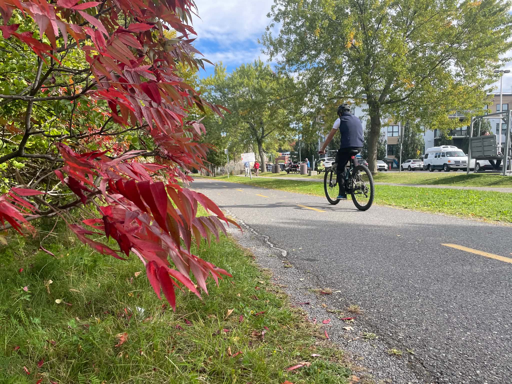 À vélo à travers les couleurs d’automne